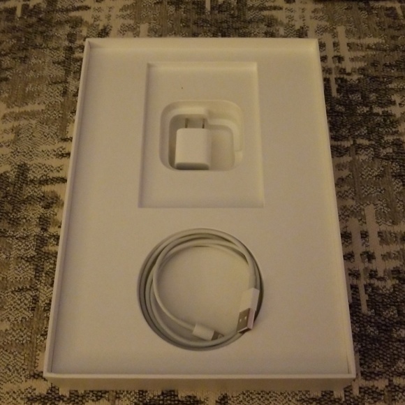 BRAND NEW Apple iPad (Latest Model) - Picture 5 of 7